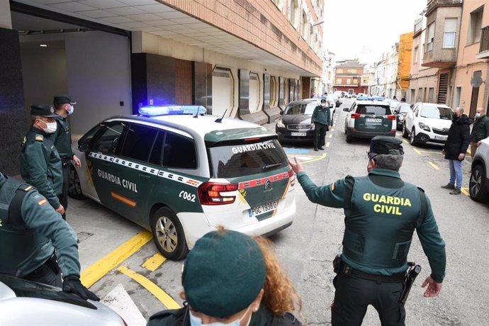 La Guardia Civil traslada al Juzgado de Primera Instancia e Instrucción número 4 de Sueca (Valencia) al hombre detenido por presuntamente matar a su hijo de 11 años