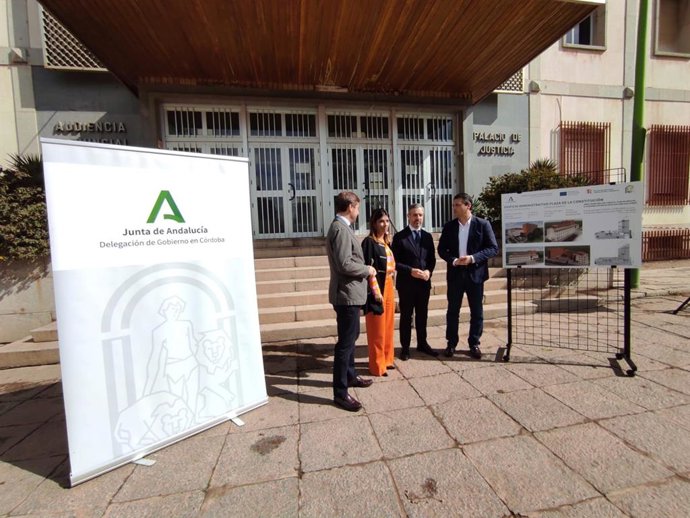 El consejero de Hacienda y Financiación Europea, Juan Bravo (segundo por la dcha.), junto a la directora general de Patrimonio, Myriam del Campo, el delegado de la Junta en Córdoba, Antonio Repullo (izda.), y el alcalde de la ciudad, José María Bellido.