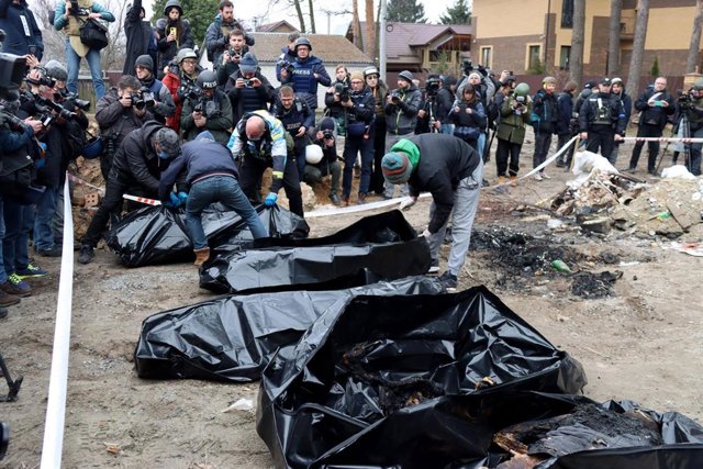 Entierro de cuerpos en la ciudad ucraniana de Bucha. 