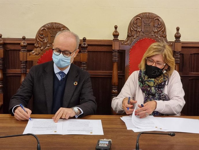 El director general de Endesa en Baleares, Martí Ribas, y la alcaldesa de Alcúdia, Brbara Rebassa.