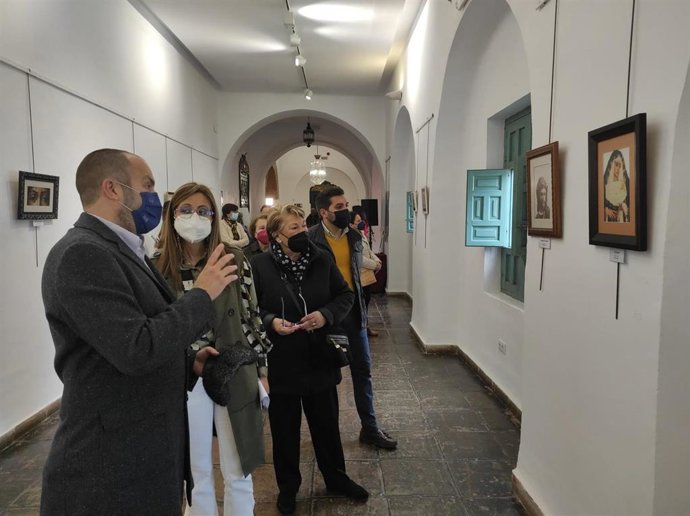 Ayllón y Cañete (izda.), en la inauguración de la muestra '25 años pintando con aguja e hilo'.