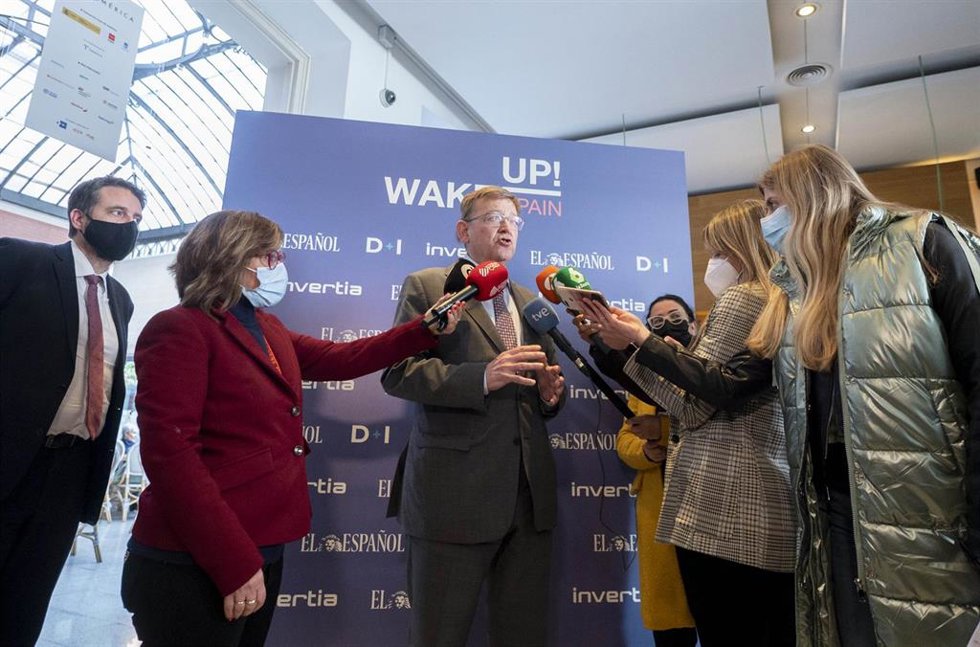El presidente de la Generalitat Valenciana, Ximo Puig, ofrece declaraciones a los medios tras participar en la mesa redonda La Comunidad Valenciana, un nuevo modelo de desarrollo, en la segunda edición del foro económico español Wake Up, Spain!'.