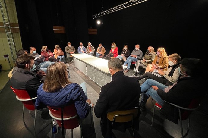 Reunión del presidente de la Diputación de Cáceres, Carlos Carlos, con alcaldes de la comarca Valle del Alagón