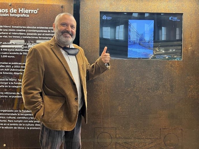 El fotógrafo sevillano Juan María López con su obra preseleccionada