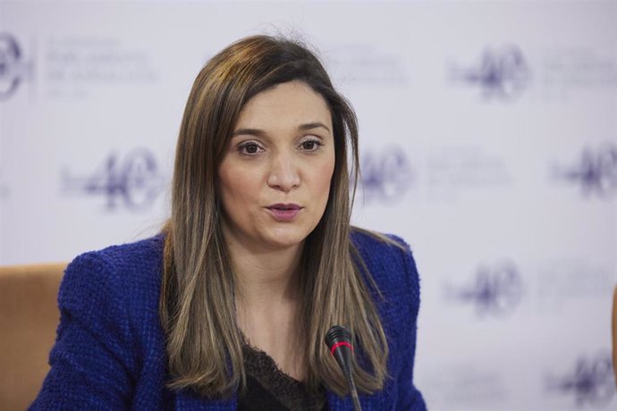 La portavoz adjunta del grupo parlamentario Socialista, María Márquez, durante la rueda de prensa de los portavoces de los grupos parlamentarios antes de la sesión en el Parlamento de Andalucía, a 6 de abril de 2022 en Sevilla (Andalucía, España)