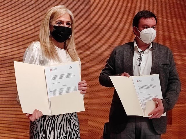 Patricia del Pozo y Víctor Francos muestran el protocolo de actuación tras la firma por ambas partes