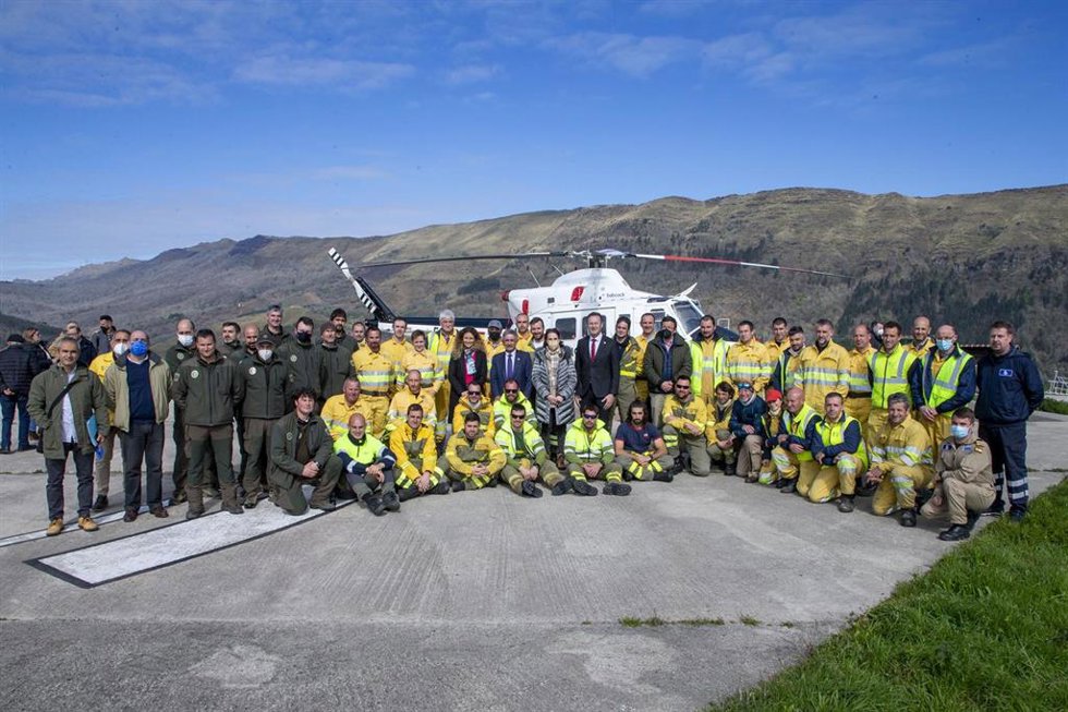 La Brigada de Refuerzo de Incendios Forestales del Ministerio para la Transición Ecológica con la directora general de Biodiversidad, María Jesús Rodríguez de Sancho, el presidente de Cantabria, Miguel Ángel Revilla, y la delegada, Ainoa Quiñones