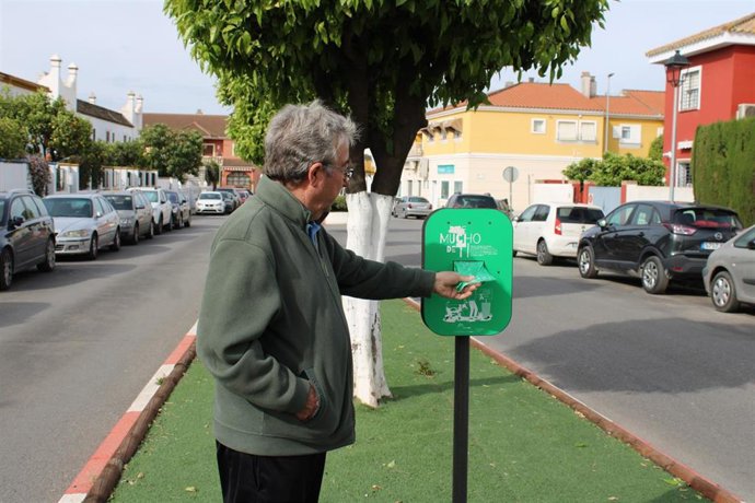 Nuevos dispensadores de bolsas para recoger excrementos caninos en Gines.