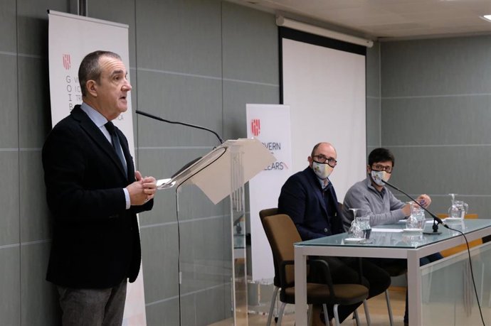De izquierda a derecha, el vicepresidente, Juan Pedro Yllanes, el director general de Energía y Cambio Climático, Pep Malagrava, y el director del Instituto Balear de Energía, Ferran Rosa.