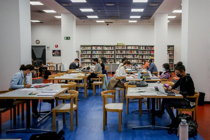 Archivo - Varias personas en una biblioteca.