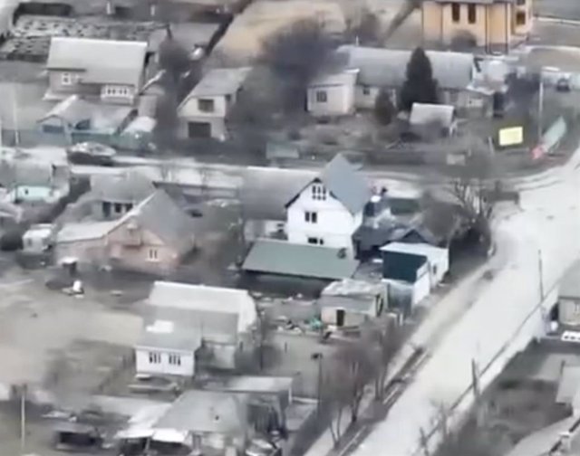 Un nuevo vídeo muestra cómo un tanque ruso disparó contra un ciclista en Bucha, Ucrania.