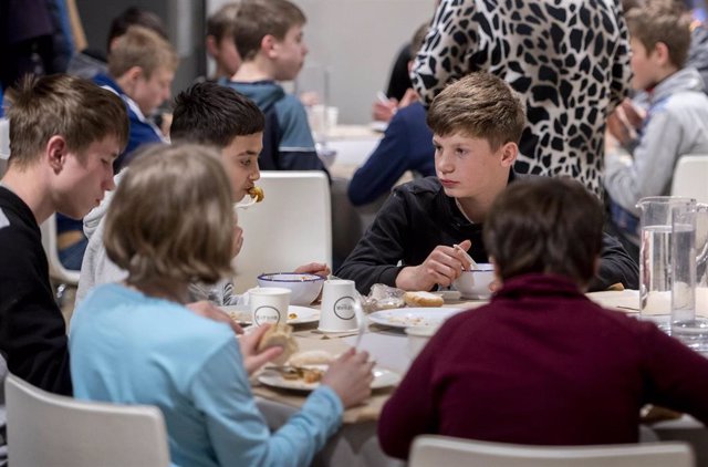 Niños refugiados ucranianos en un comedor en el Hotel Novotel, a 30 de marzo de 2022, en Madrid (España).