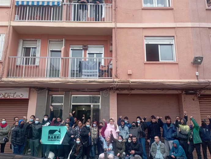 Activistas y vecinos que han protestado por el desahucio de Bienvenida Torres, una mujer de 87 años, en el barrio del Cabanyal