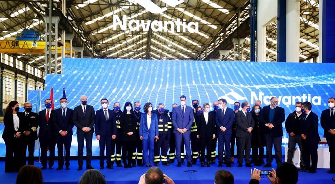 Foto de familia, en la primera fila, de (i-d), el vicealmirante Ignacio Frutos; el secretario general del PSdeG, Valentín González Formoso; el vicepresidente segundo y conselleiro de Economía, Empresa e Innovación, Francisco Conde López; el alcalde de F