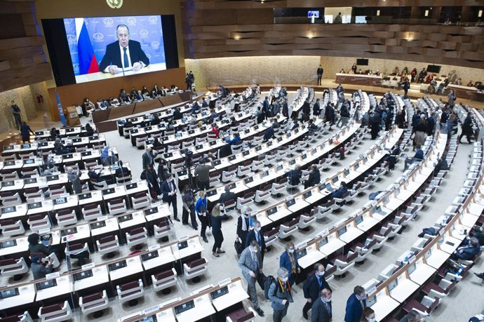 Archivo - FILED - 01 March 2022, Switzerland, Geneva: The Permanent Representatives to the United Nations in Geneva walk out of the hall during the screening of the pre-recorded speech of Russian Foreign Minister Sergey Lavrov at the 49th session of the