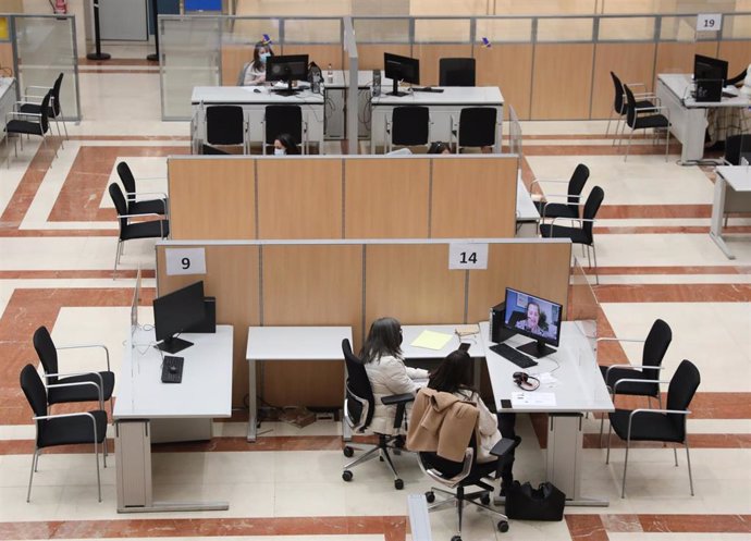 Varias empleadas trabajan en una oficina de la Agencia Tributaria.