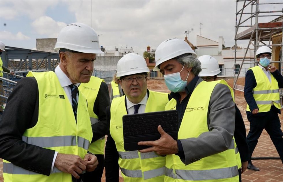 Muñoz e Iceta, en la azotea de Artillería, atienden las explicaciones de un responsable del proyecto de rehabilitación.