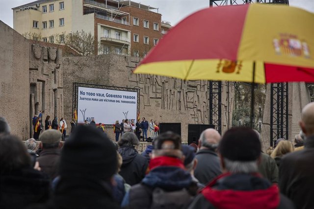 Manifestantes contra el "Gobierno traidor" en la protesta en la Plaza de Colón del 26 de marzo convocada por la AVT