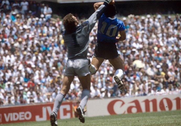 Archivo - FILED - 22 June 1986, Mexico, Mexico City: Argentina's Diego Maradona (R) scores his side's first goal, which was dubbed later on as the "Hand of God" goal, during the 1986 FIFA World Cup quarter-final soccer match between Argentina and Englan
