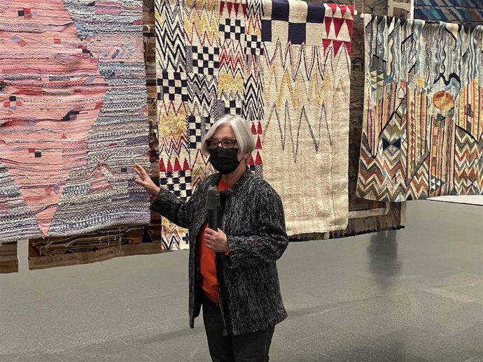 La artista Teresa Lanceta junto al mural de obras en la retrospectiva del Macba