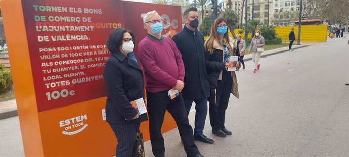 El alcalde de Valncia, Joan Ribó, y el concejal de Comercio del consistorio, Carlos Galiana, posan frente a la estructura lenticular instalada en la plaza del Ayuntamiento como acción para la reivindicación de los bonos de comercio 2022