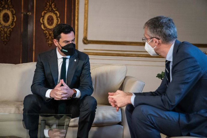 El presidente de la Junta, Juanma Moreno, recibe en el Palacio de San Telmo al gobernador del Banco de España, Pablo Hernández de Cos.