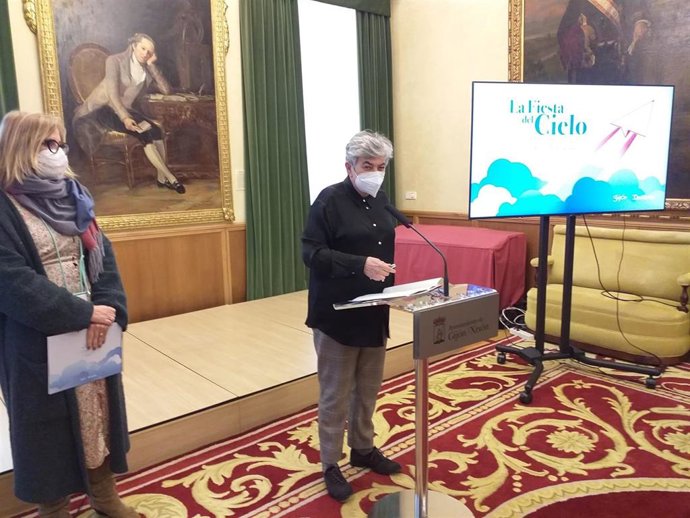 La alcaldesa de Gijón, Ana González, y la gerente de Diverta, Lara Martínez, durante la presentación de la Fiesta del Cielo en el  Ayuntamiento de Gijón