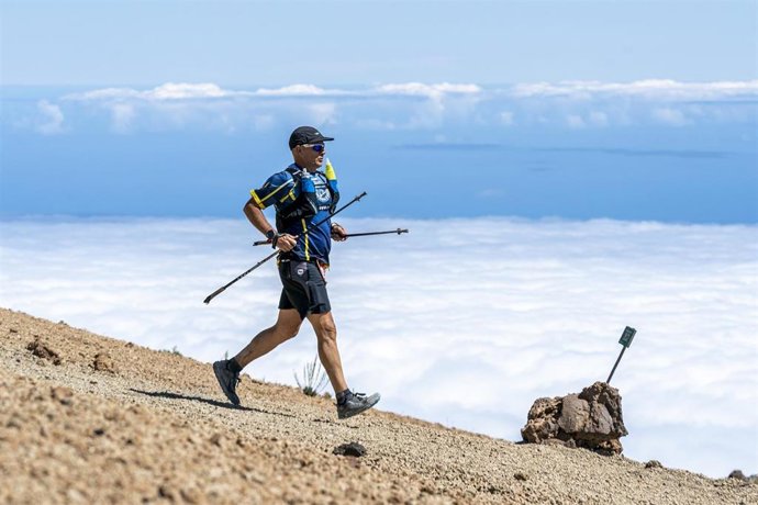 Archivo - Un corredor participando en la Tenerife Bluetrail