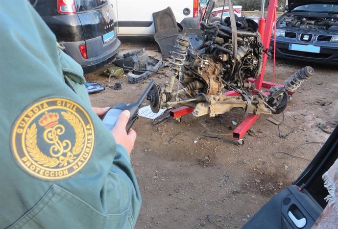 Taller mecánico ilegal en Lligallo del Gnguil (Tarragona)