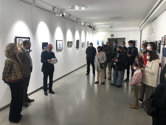 Inauguración de la exposición 'OhLuz' de Santi León en el Centro Cultural José Luis García Palacios de la Fundación Caja Rural del Sur.