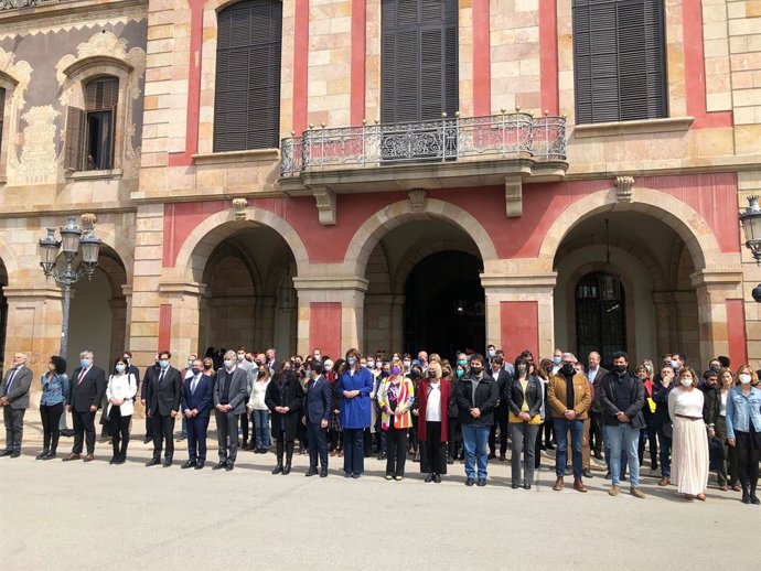 La presidenta del Parlament, Laura Borrs, els membres de la Mesa i representants dels grups, entre d'altres, durant el minut de silenci