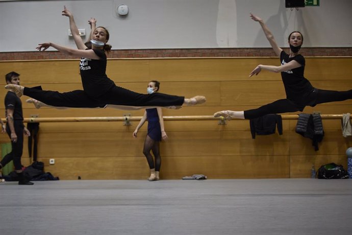 Algunas de las cinco bailarinas ucranianas acogidas por la Compañía Nacional de Danza (CND), junto as sus nuevos compañeros, durante una clase de ballet en la sede del CND, a 6 de marzo de 2022, en Madrid (España) L