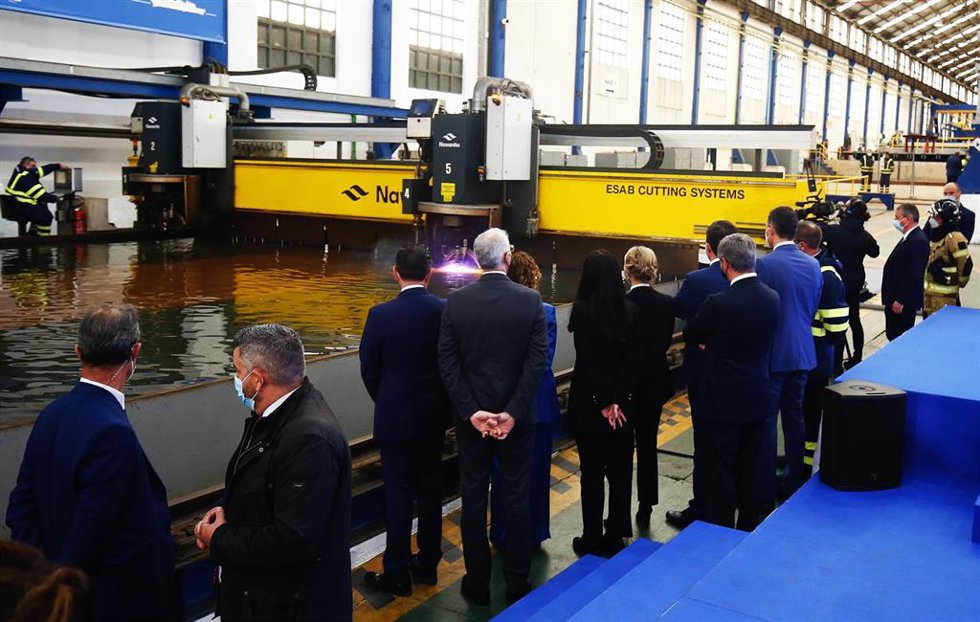 Acto de corte de chapa de la primera fragata F-110, presidido por el presidente del Gobierno, en Navantia, a 6 de abril de 2022, en Ferrol, A Coruña, Galicia (España). Durante su visita, el presidente del Gobierno, ha presidido El corte de chapa para la