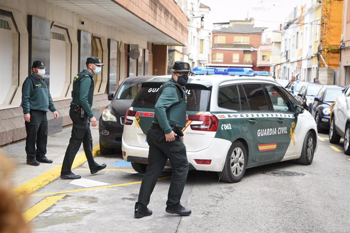 El hombre detenido por matar a su hijo en Sueca (Valencia) a salida del Juzgado número 4 en un vehículo de la Guardia Civil, en el día en el que pasa a disposición judicial