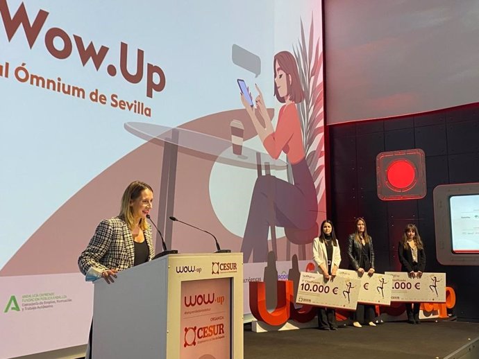 La viceconsejera de Transformación Económica, Industria, Conocimiento y Universidades, Lorena García de Izarra, en la clausura del programa WOW.Up de Cesur