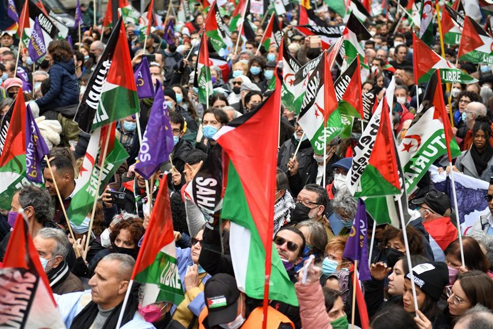 Varias personas, con banderas saharauis, participan en una manifestación