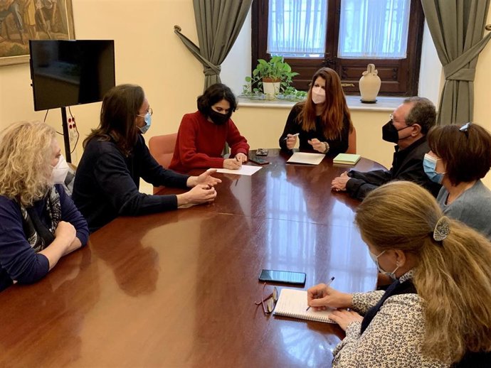 La secretaria general de Podemos Sevilla y concejal en el Ayuntamiento, Susana Serrano, con la plataforma vecinal de la Macarena.