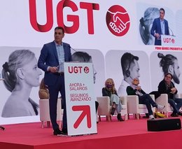 Pedro Sánchez interviene en la Asamblea Confederal de UGT, observado por Carmen Castilla y Pepe Álvarez.