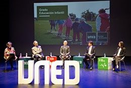 La UNED presenta su nuevo Grado en Educación Infantil. Presentación, de Izda. A dcha.: Blanca Arteaga, Juan Manuel Lacruz, Ricardo Mairal, Arturo Galán y Ainhoa Rodríguez