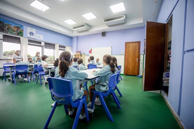 Archivo - Varios niños sentados en pupitres en una clase del colegio Virgen de Europa durante el primer día de clase del curso 2021-22, a 6 de septiembre de 2021, en Boadilla del Monte, Madrid (España). El tercer curso escolar en un contexto de pandemia a