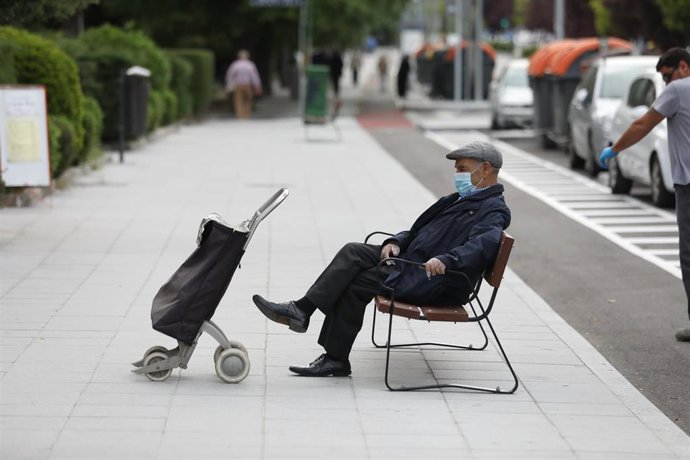 Archivo - Un hombre de edad avanzada en Madrid, (España), a 7 de mayo de 2020.