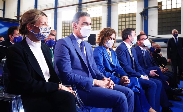 (I-D) La vicepresidenta segunda del Gobierno, Yolanda Díaz; el presidente del Gobierno, Pedro Sánchez y la ministra de Hacienda, María Jesús Montero, y el secretario xeral del PSdeG, Valentín González Formoso, en los astilleros de Navantia