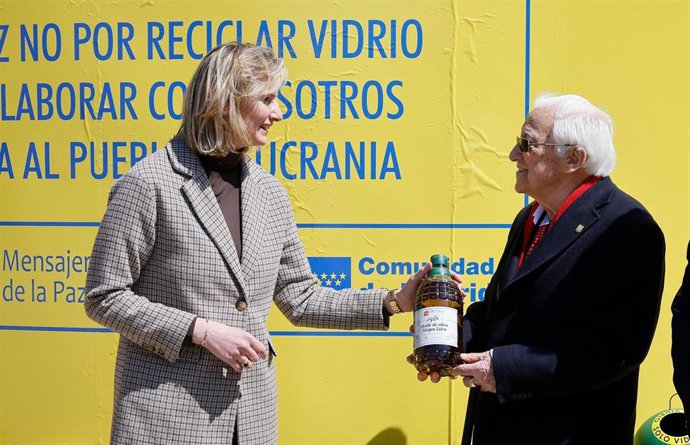 La consejera de Medio Ambiente de la Comunidad de Madrid, Paloma Martín, y el fundador de Mensajeros de la Paz, el Padre Ángel, en una campaña solidaria de Ecovidrio para recudar alimentos para Ucrania