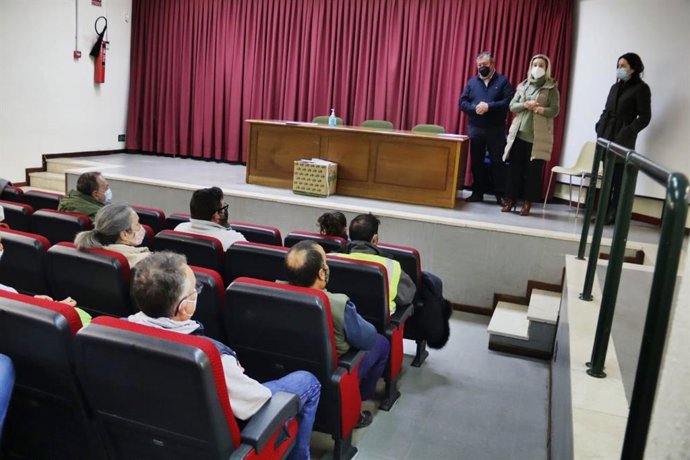 La alcaldesa, Ana Isabel Jiménez, ha dado la bienvenida a las personas que ha superado el proceso selectivo para desarrollar tres líneas de actuación del Plan Contigo.