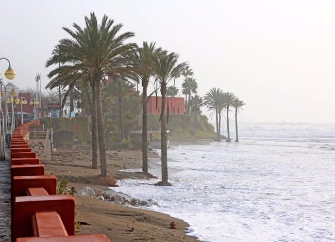 Archivo - Imagen de archivo de la playa de Benalmádena afectada por el temporal