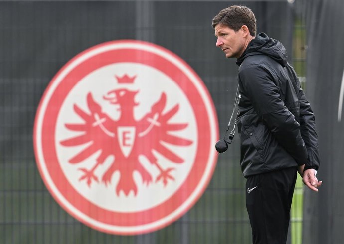 06 April 2022, Hessen, Frankfurt_Main: Eintracht Frankfurt head coach Oliver Glasner leads a training session ahead of the UEFA Europa League quarter-final first leg soccer match against Barcelona. Photo: Arne Dedert/dpa