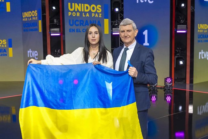 Jamala y el presidente de RTVE, José Manuel Pérez Tornero.