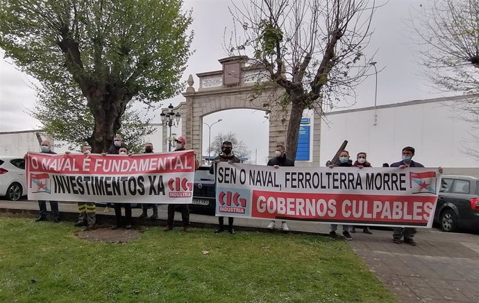 Concentración de sindicatos frente a Navantia el día de corte de chapa de las nuevas fragatas, con presencia del presidente del Gobierno, Pedro Sánchez