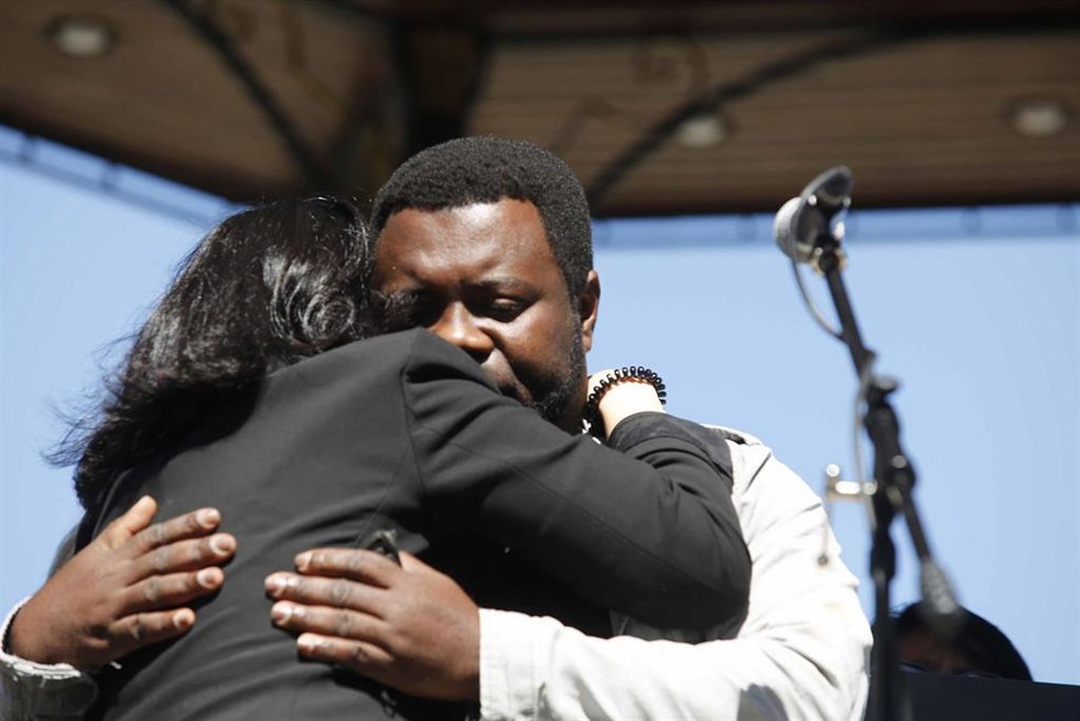 La portavoz de los familiares de los desaparecidos del naufragio, e hija de uno de ellos, María José Do Pazo (i), abraza a Samuel Kwesi, superviviente del naufragio en Terranova (Canadá).