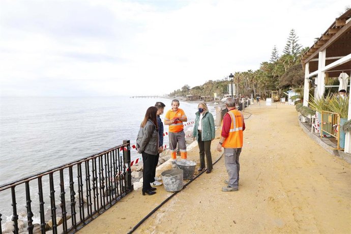 La alcaldesa del municipio malagueño de Marbella, Ángeles Muñoz, en la zona de Casablanca junto con el concejal de Obras, Diego López, y de la directora general de Medio Ambiente, María Victoria Martín-Lomeña
